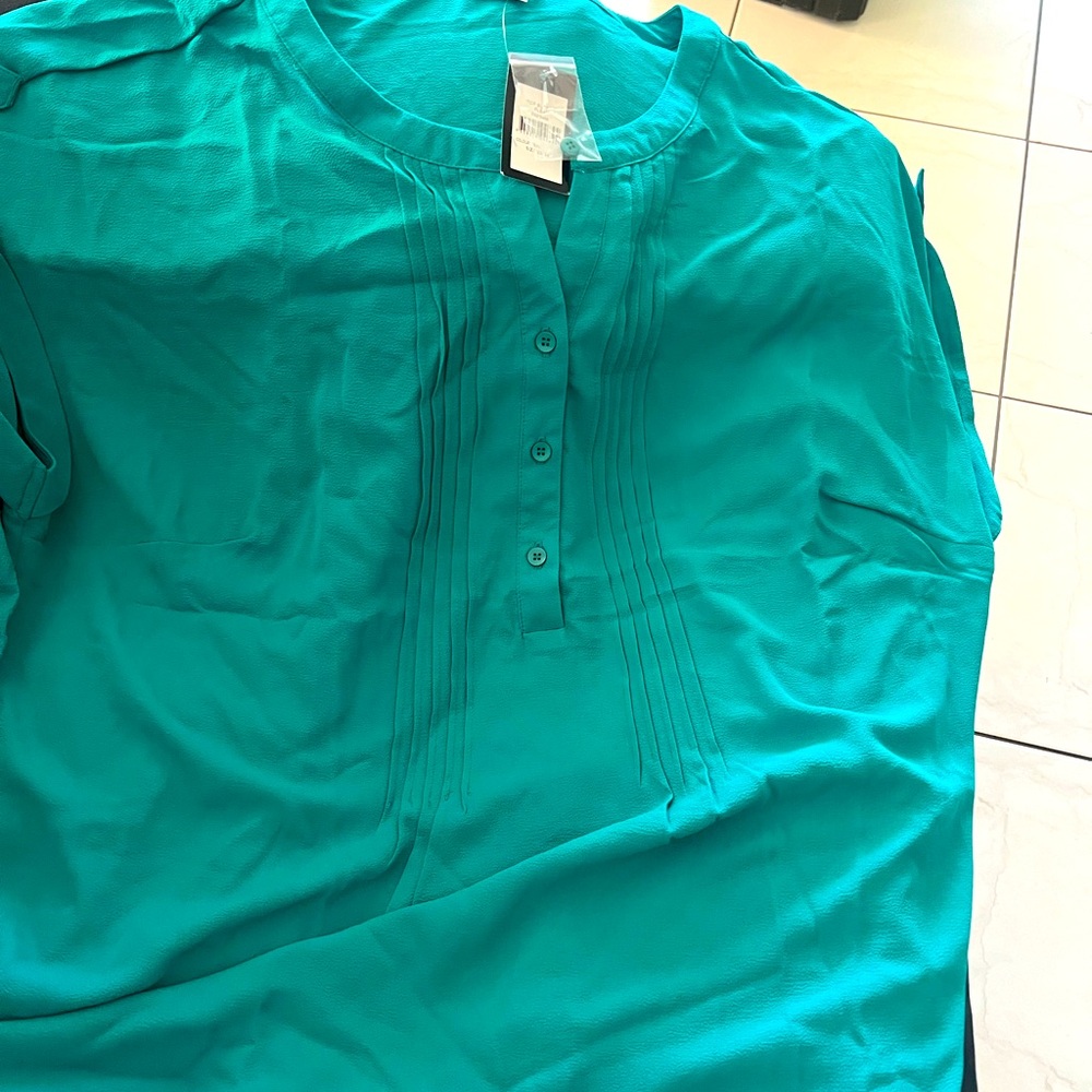 NWT green silky top. Beautiful design and vibrant color